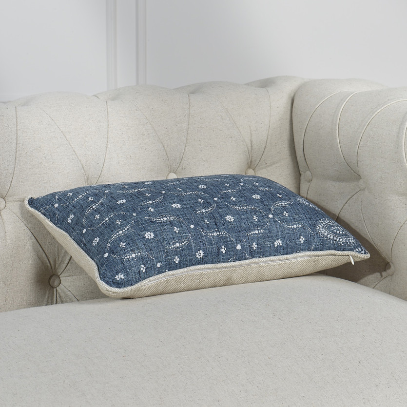 LUNE BLEUE – Almofada retangular em tecido com estampas florais e linho premium, 49 x 32 cm