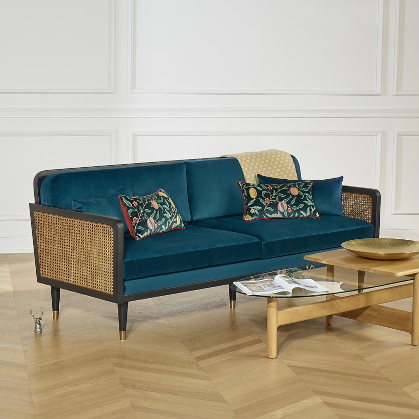 Canapé ARABELLA – Style vintage en tissu velours, bois et rotin, 3 places, bois certifié FSC®