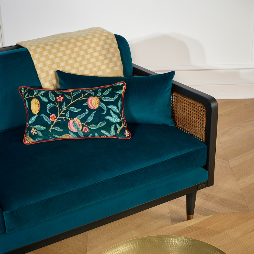 Canapé ARABELLA – Style vintage en tissu velours, bois et rotin, 3 places, bois certifié FSC®