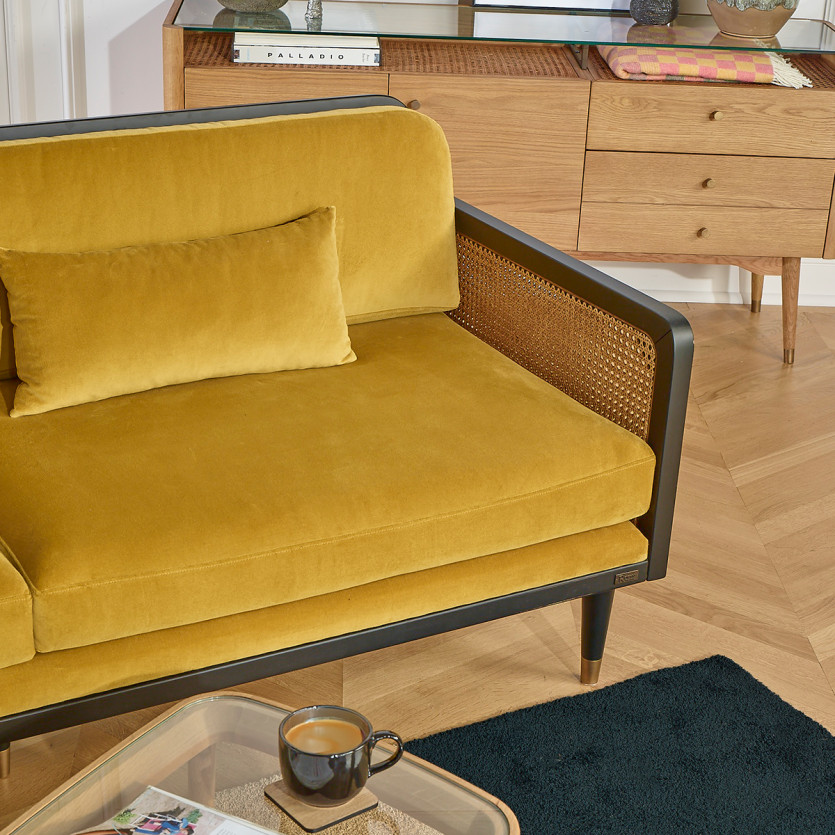 Canapé ARABELLA – Style vintage en tissu velours, bois et rotin, 3 places, bois certifié FSC®