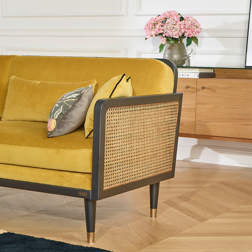Canapé ARABELLA – Style vintage en tissu velours, bois et rotin, 3 places, bois certifié FSC®