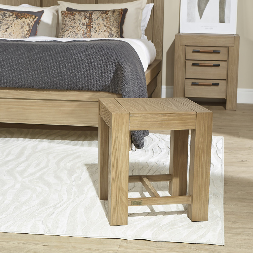 Petit tabouret MEGÈVE – Style contemporain en bois massif, 1 traverse, bois certifié FSC®