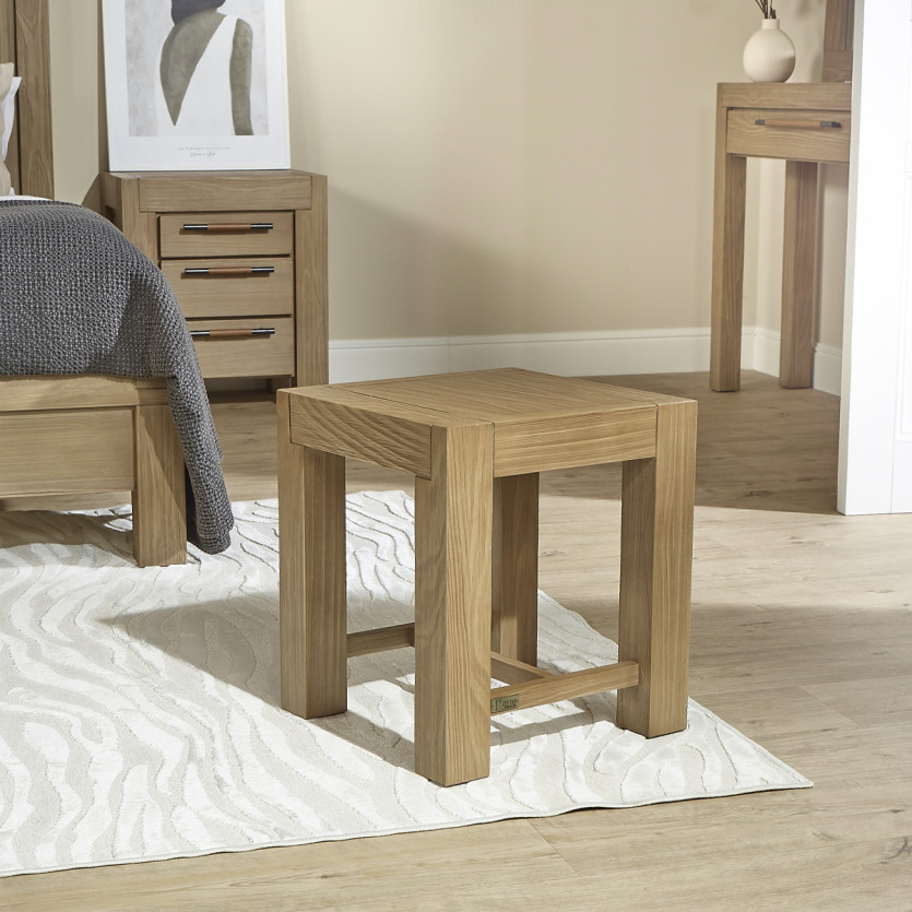 Petit tabouret MEGÈVE – Style contemporain en bois massif, 1 traverse, bois certifié FSC®