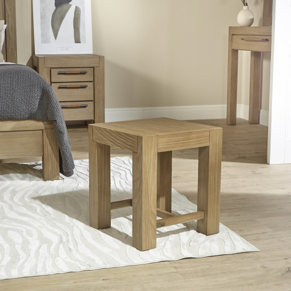 Petit tabouret MEGÈVE – Style contemporain en bois massif, 1 traverse, bois certifié FSC®