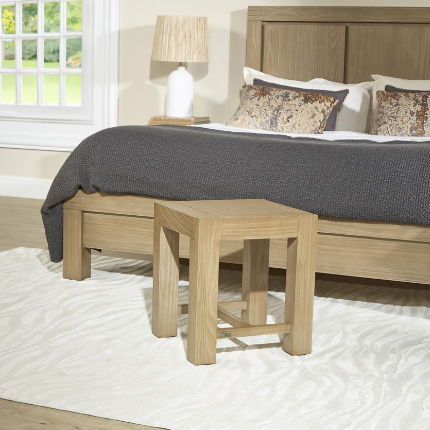 Petit tabouret MEGÈVE – Style contemporain en bois massif, 1 traverse, bois certifié FSC®