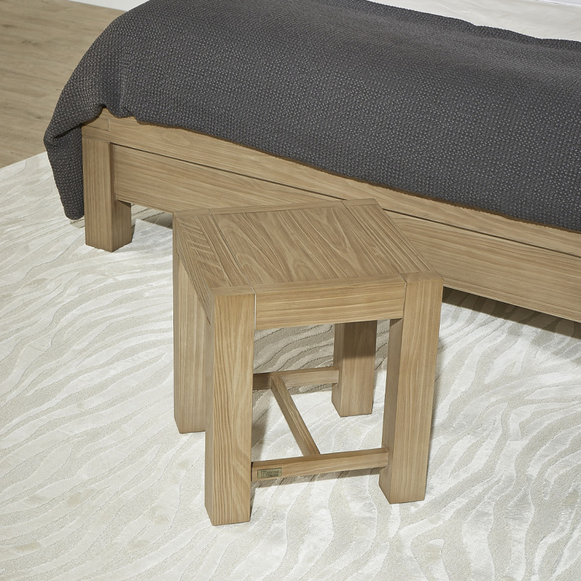 Petit tabouret MEGÈVE – Style contemporain en bois massif, 1 traverse, bois certifié FSC®