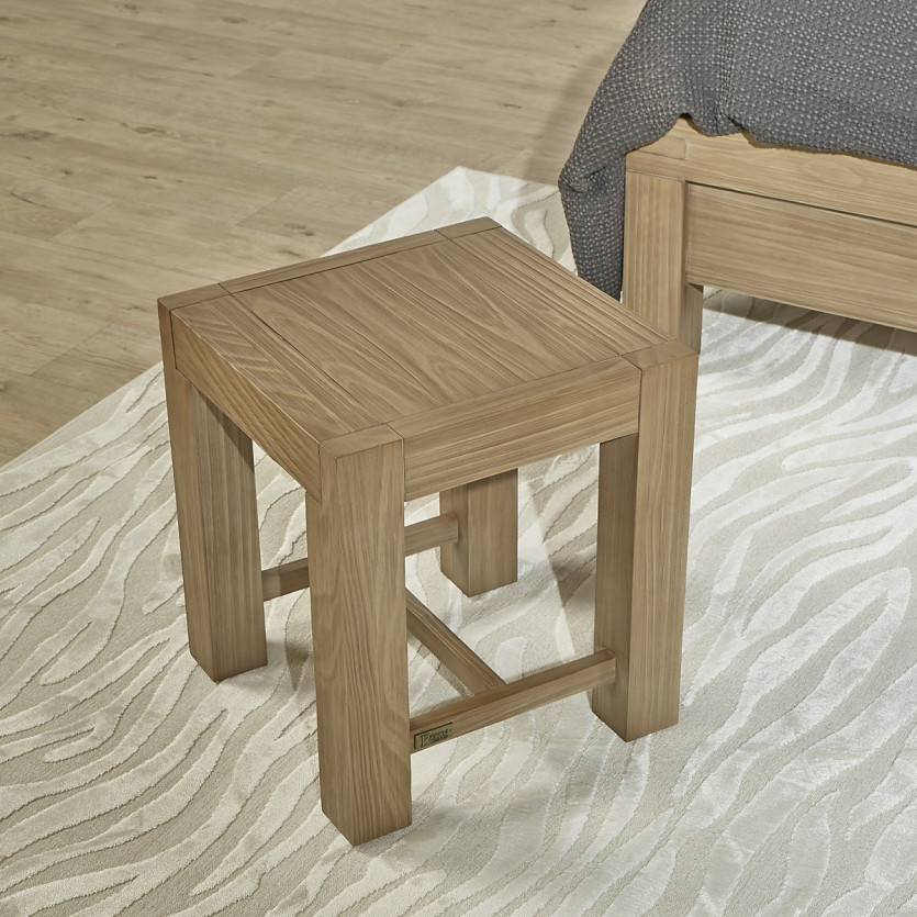 Petit tabouret MEGÈVE – Style contemporain en bois massif, 1 traverse, bois certifié FSC®