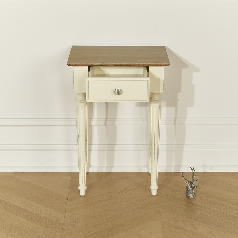 HANNAH - Table de chevet avec plateau en chêne, pieds cannelés patinés, 1 tiroir