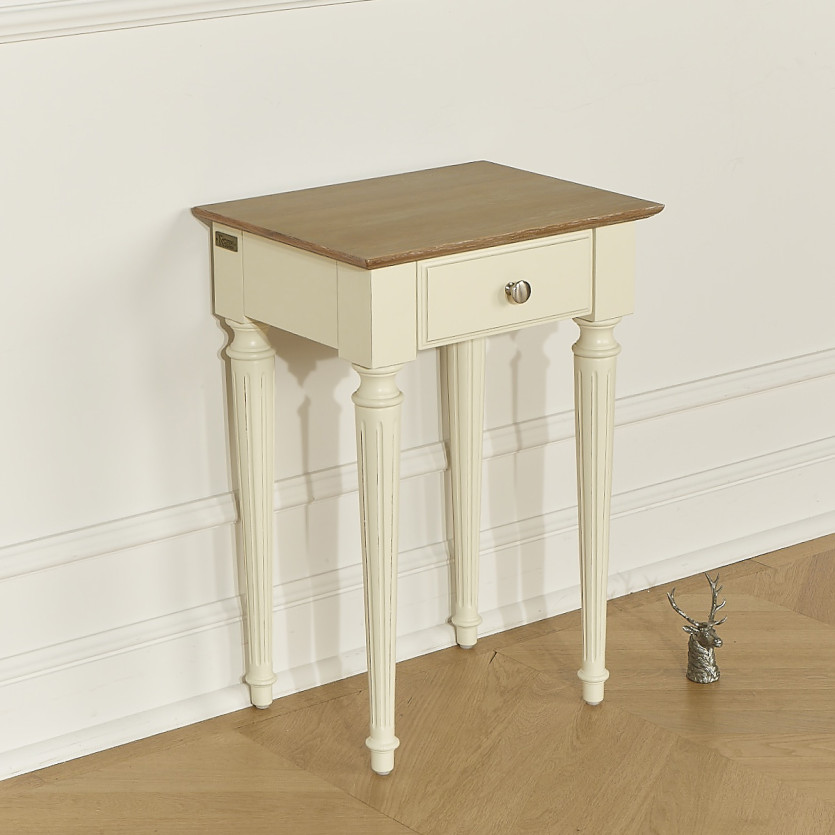 HANNAH - Table de chevet avec plateau en chêne, pieds cannelés patinés, 1 tiroir