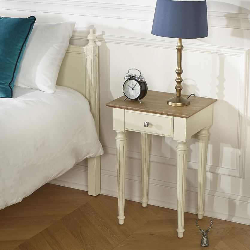 HANNAH - Table de chevet avec plateau en chêne, pieds cannelés patinés, 1 tiroir