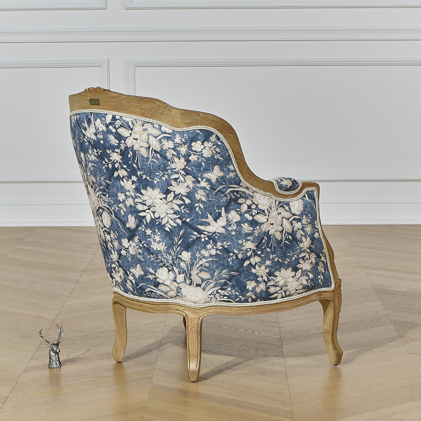 Fauteuil bergère VICTOR 7 SISTERS - Style romantique en bois massif, lin et tissu fleuri bleu et blanc, 1 place