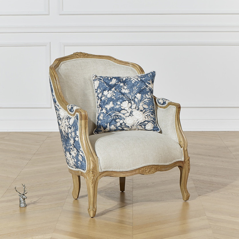 Fauteuil bergère VICTOR 7 SISTERS - Style romantique en bois massif, lin et tissu fleuri bleu et blanc, 1 place