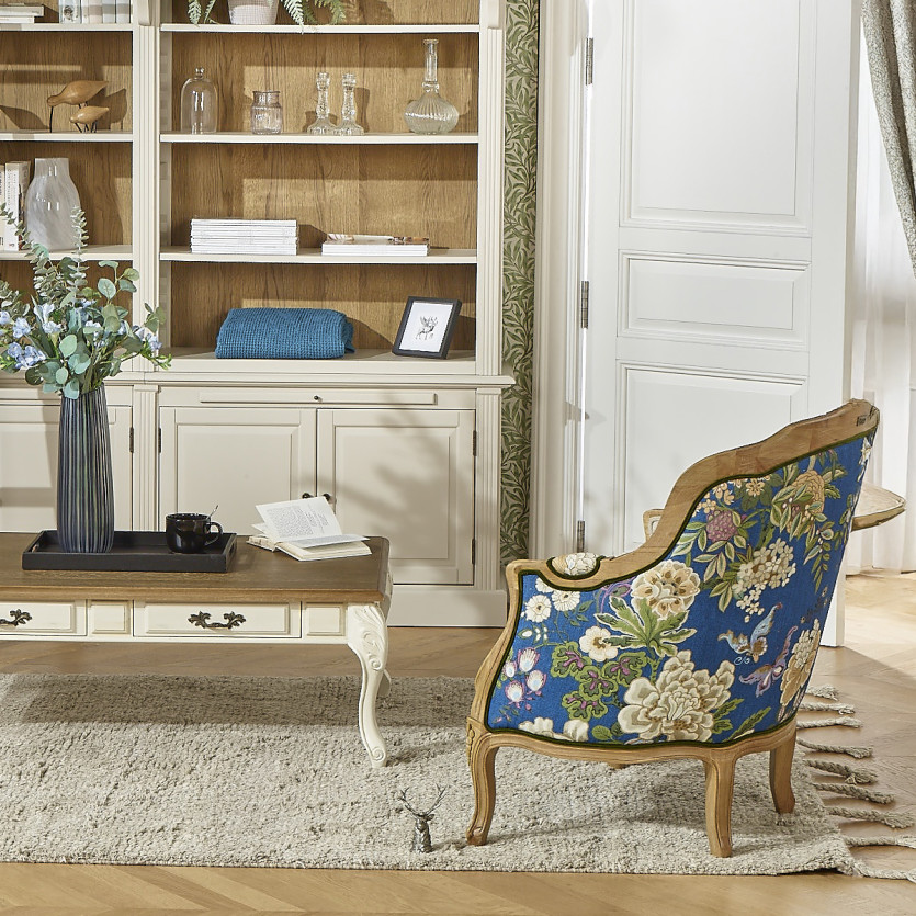 Fauteuil bergère VICTOR KING - Style maison de famille en bois massif et tissu fleuri bleu, 1 place