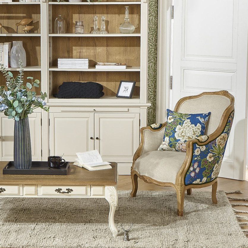 Fauteuil bergère VICTOR KING - Style maison de famille en bois massif et tissu fleuri bleu, 1 place