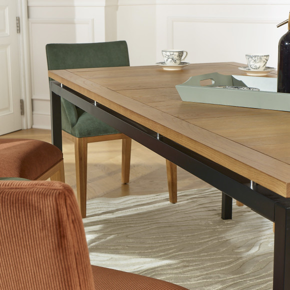 Table à manger AIMIE - Style industriel avec plateau en chêne et pieds métal, 8 couverts, bois certifié FSC®
