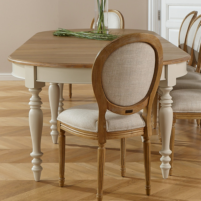 Table à manger extensible JADE LOU – Style shabby chic, plateau en chêne, pieds blancs, 6/14 couverts