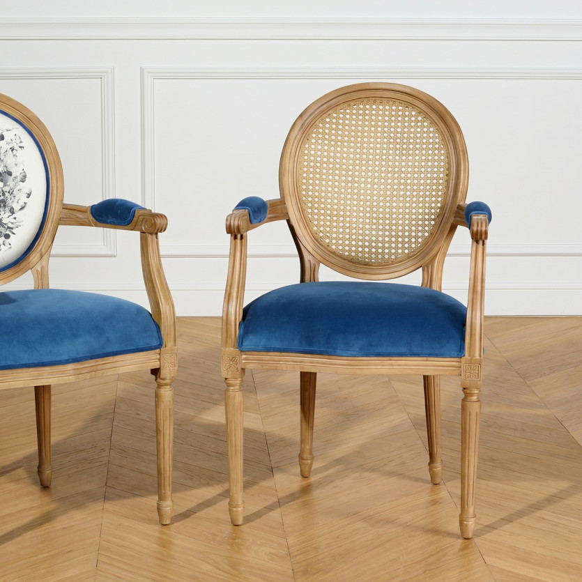 MEDAILLON -  Fauteuil style Louis XVI en tissu velours bleu orage, bois massif et rotin, 1 place