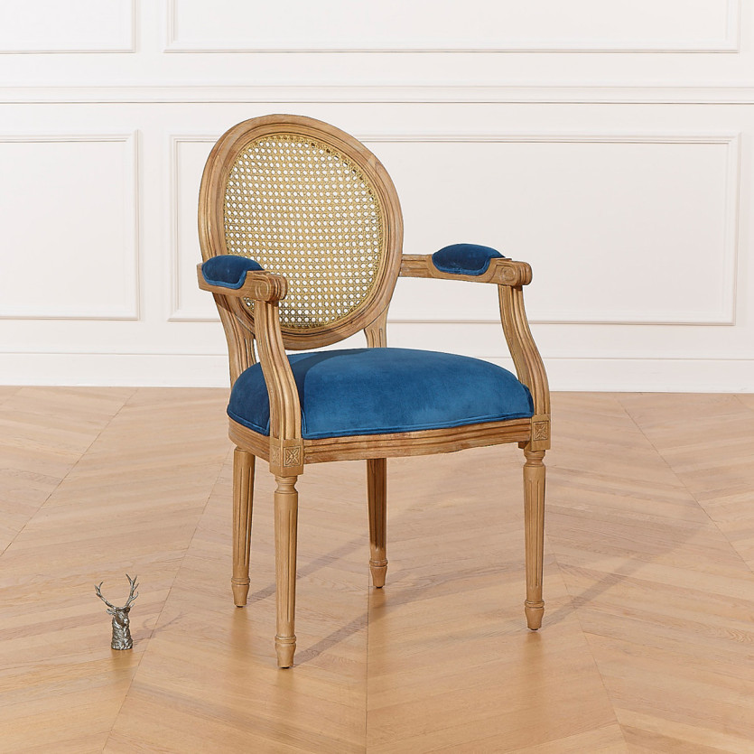 MEDAILLON -  Fauteuil style Louis XVI en tissu velours bleu orage, bois massif et rotin, 1 place