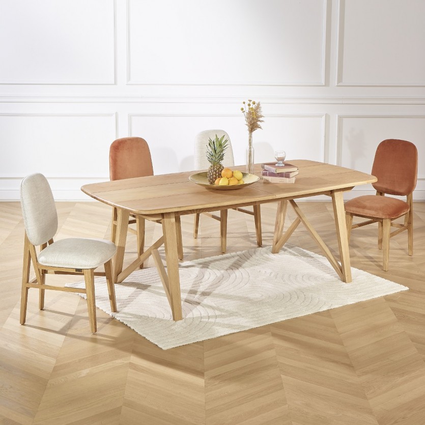 Chaises en chêne et velours caramel
