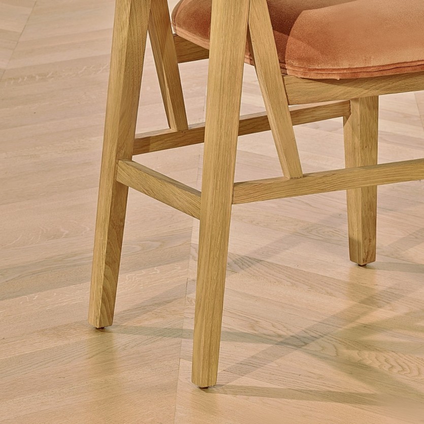 Chaises en chêne et velours caramel