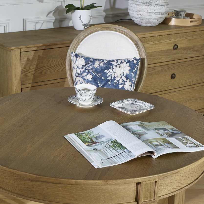 HAUSSMANN dining room round table - Romantic style in oak, 4 place settings