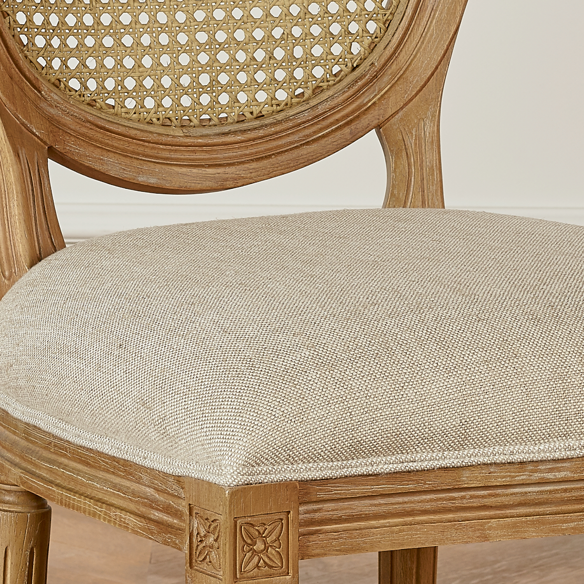 zoom chaise médaillon