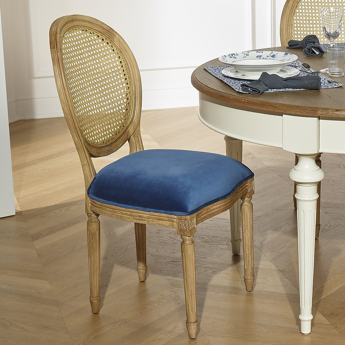 Chaises style classique en bois, velours bleu, rotin
