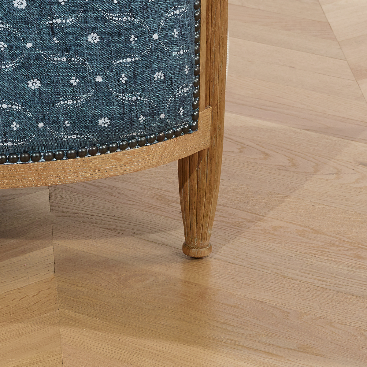 Fauteuil CAROLE MANDALAY style art déco en chêne, lin et tissu polyester, 1 personne