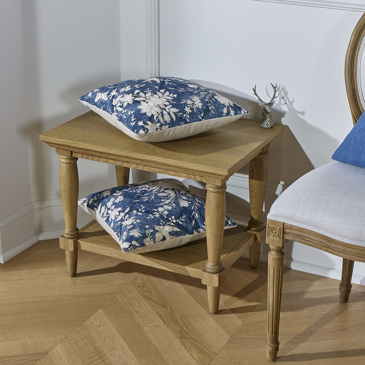 Coussin carré ELEONOR style shabby chic en tissu lin bleu et blanc, motifs floraux, 40 x 40 cm
