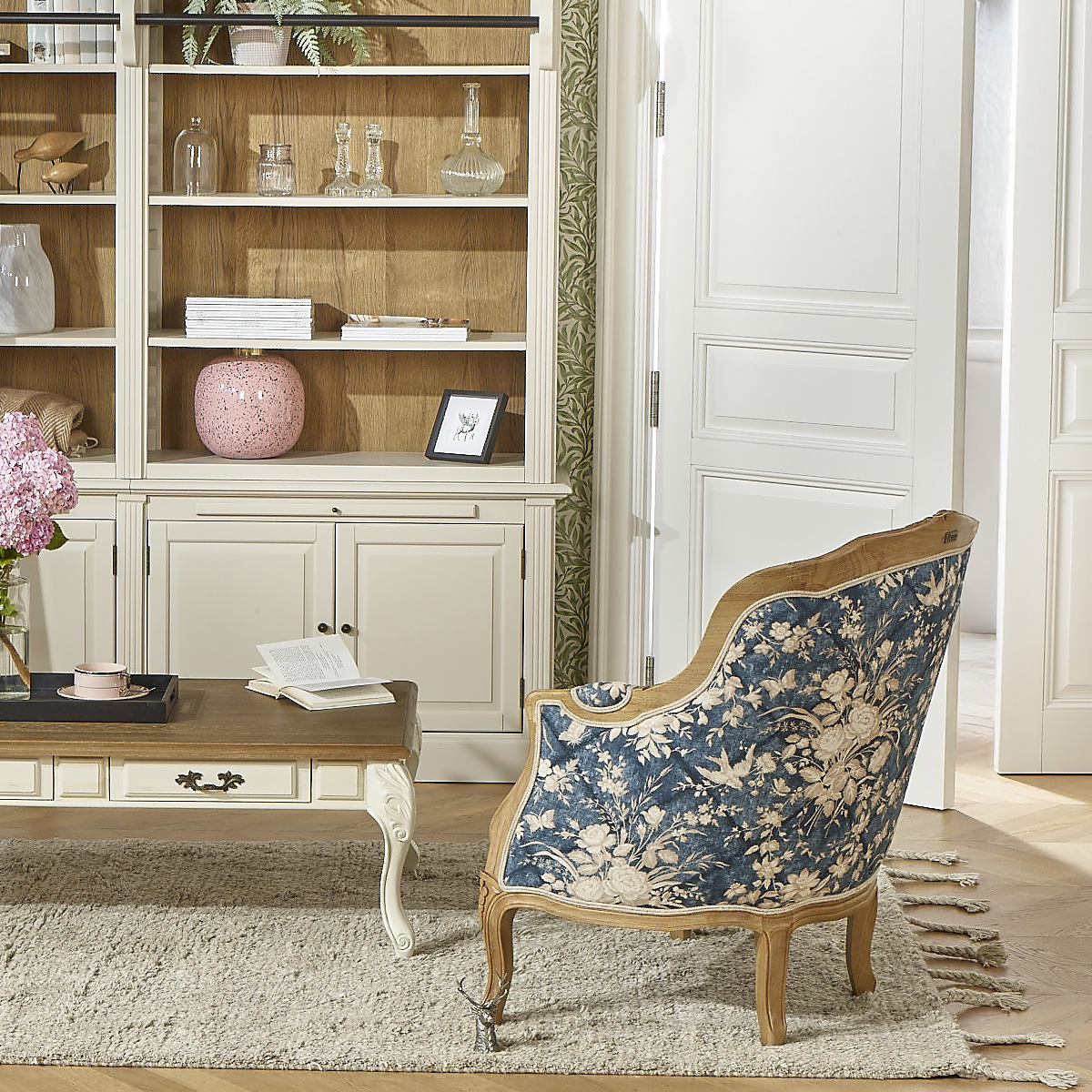 Fauteuil Victor Seven Sisters enveloppant style maison de famille en bois massif, lin et tissu fleuri