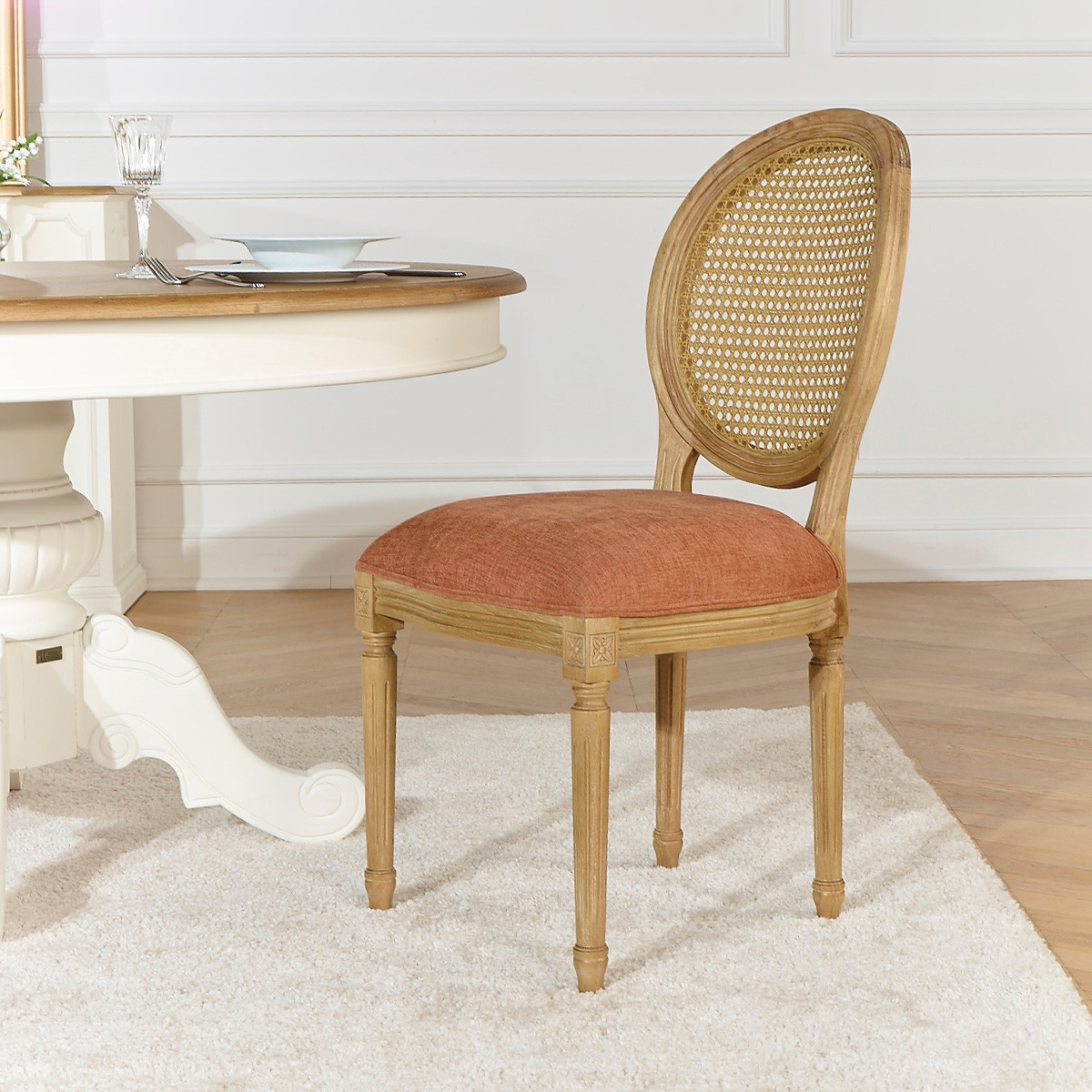 Lot de 2 chaises Médaillon à dossier cannage